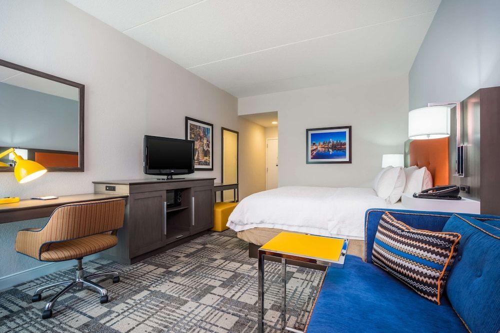 Room, 1 King Bed, Non Smoking, Refrigerator & Microwave