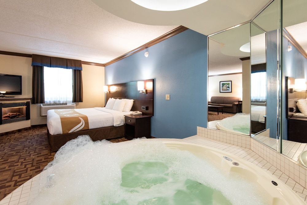 Jacuzzi-Fireplace Suite, 1 King Bed, Smoking