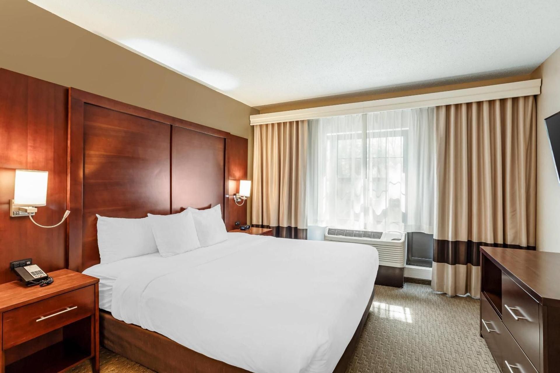1 King Bed with Sofa Bed, 1-Person Whirlpool In Bath