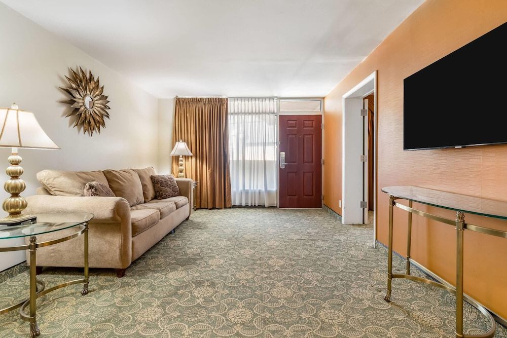 undefined Ramada by Wyndham State College Hotel & Conference Center 8