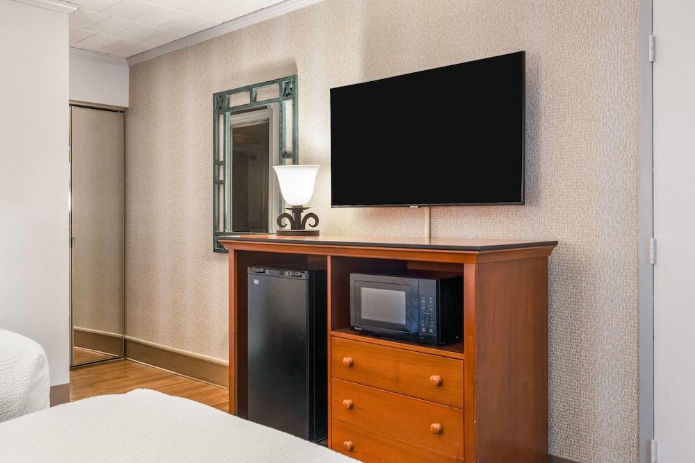 Ramada by Wyndham State College Hotel & Conference Center Room, 2 Double Beds, Non Smoking (Interior Entrance) 8