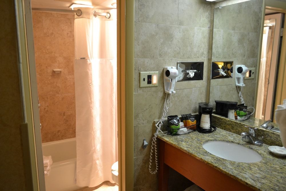 Ramada by Wyndham State College Hotel & Conference Center Room, 2 Double Beds, Non Smoking (Interior Entrance) 4