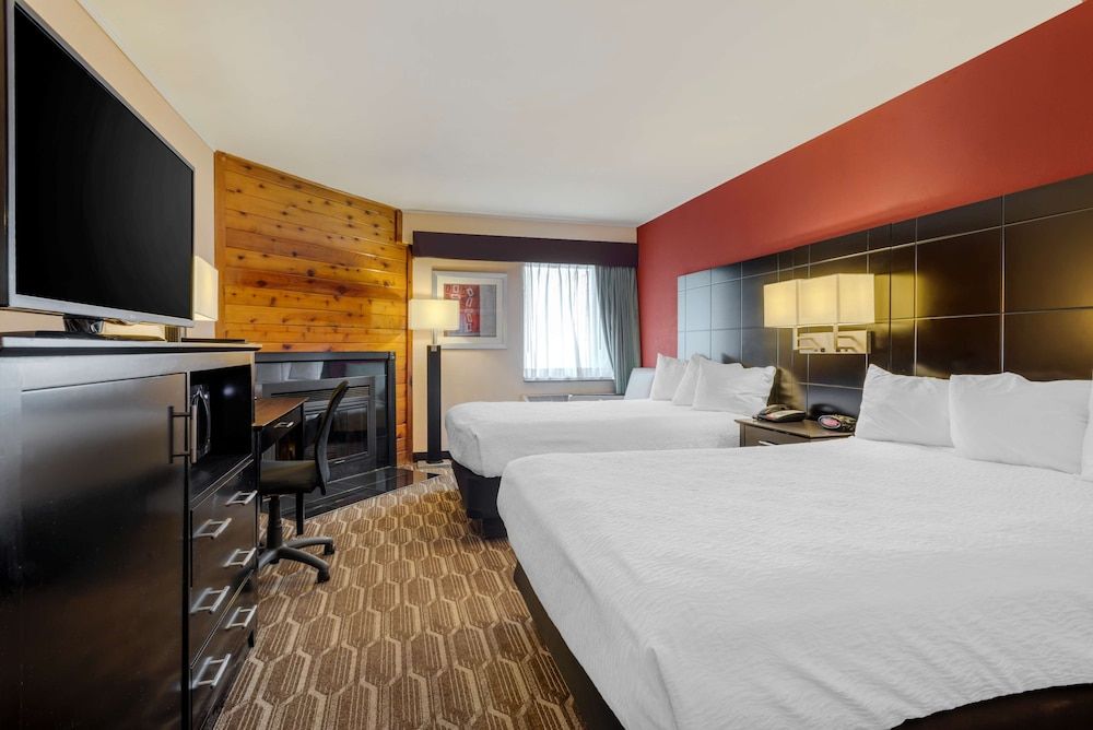 Best Western Plus Poconos Hotel Standard Room, 2 Double Beds, Non Smoking, Fireplace 5