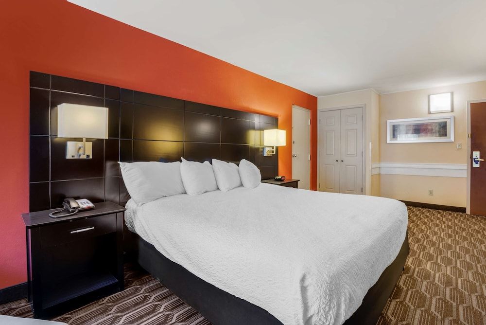 Best Western Plus Poconos Hotel Standard Room, 1 King Bed, Non Smoking, Jetted Tub 4