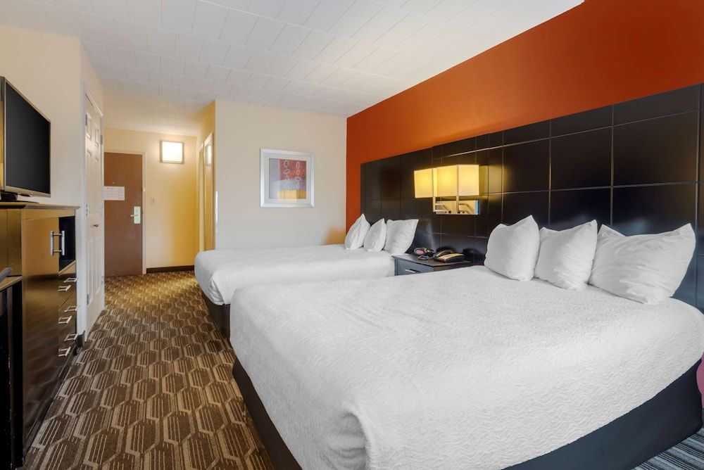 Best Western Plus Poconos Hotel Standard Room, 2 Double Beds, Accessible, Refrigerator & Microwave 4