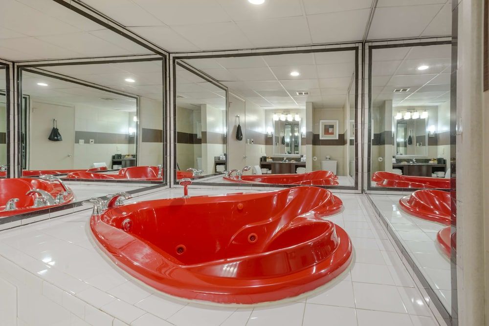 Best Western Plus Poconos Hotel Standard Room, 1 King Bed, Non Smoking, Jetted Tub 5