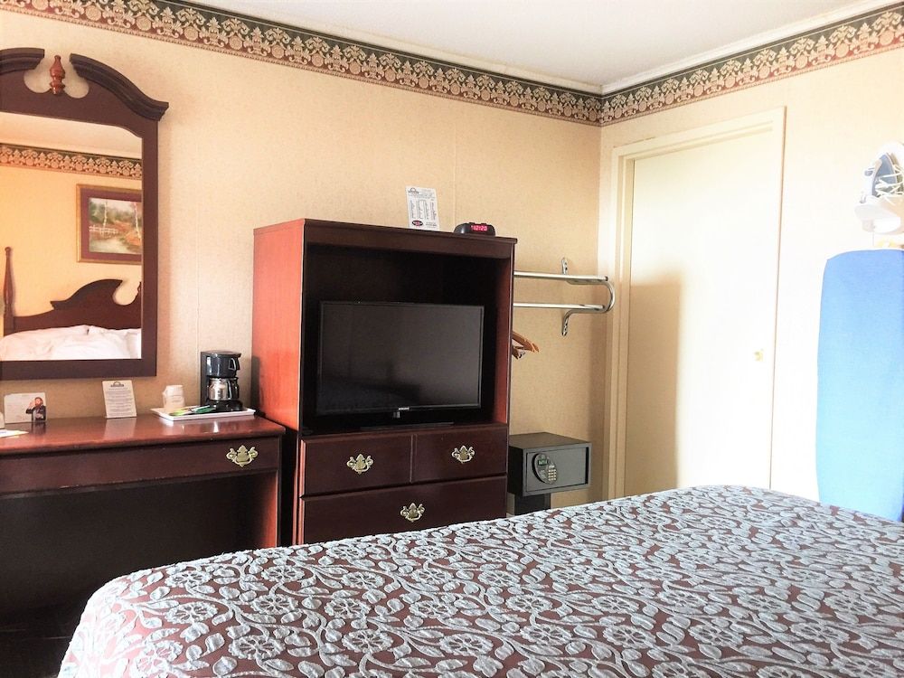 Room, 1 King Bed, Refrigerator & Microwave