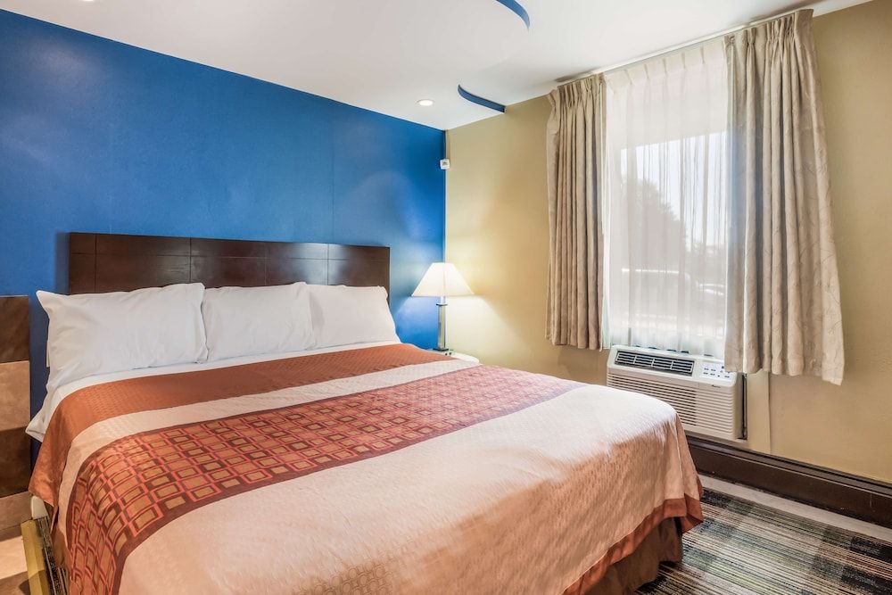 Knights Inn Trevose Premium Room, 1 King Bed, Smoking 7