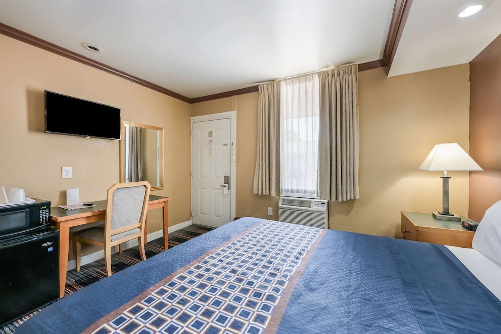 Knights Inn Trevose Deluxe Room, 1 King Bed 3