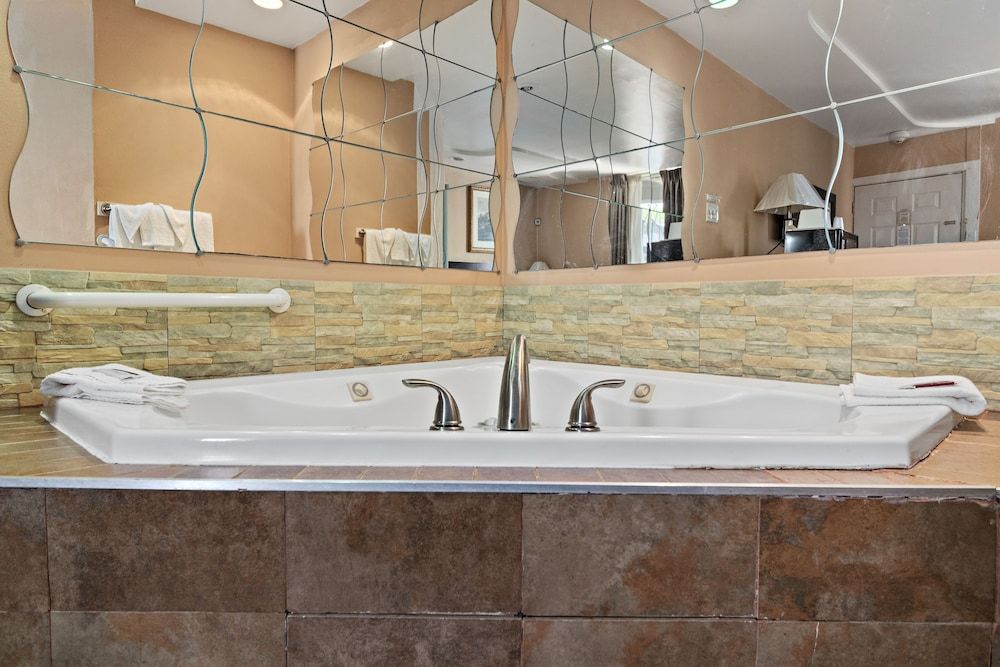 Knights Inn Trevose Premium Room, 1 King Bed, Smoking 9