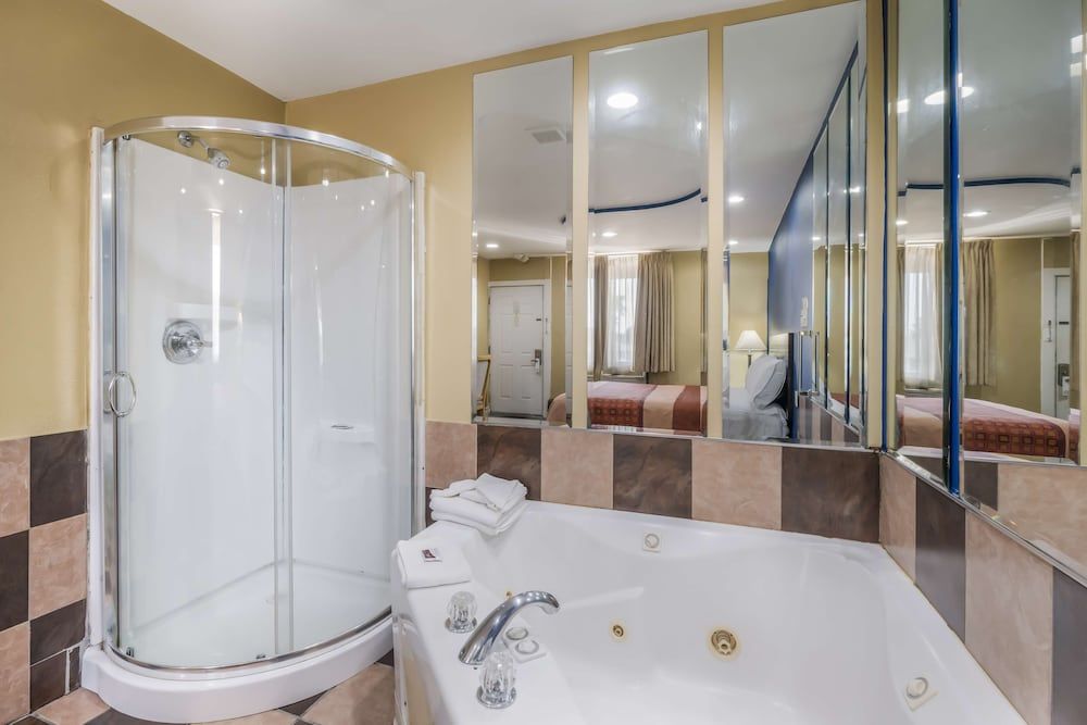 Knights Inn Trevose Premium Room, 1 King Bed, Smoking 10