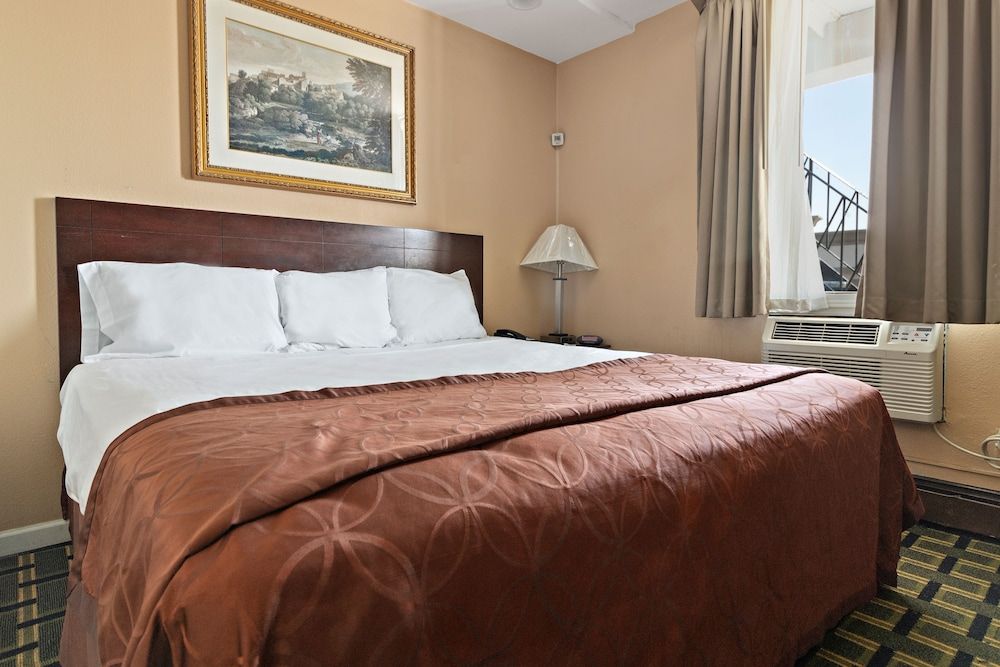 Knights Inn Trevose Deluxe Room, 1 King Bed 2