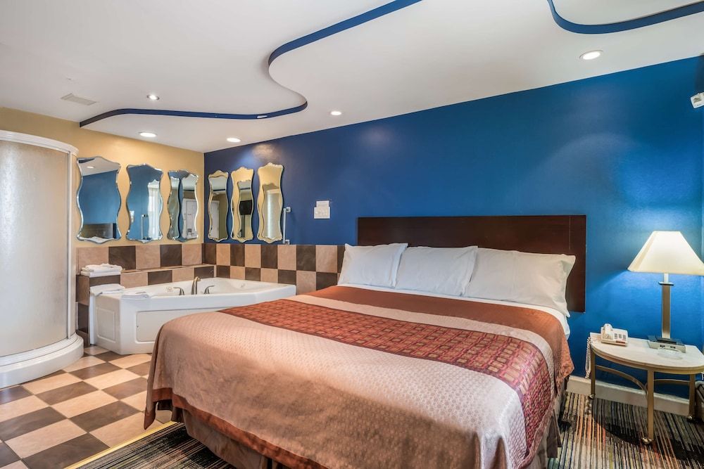 Knights Inn Trevose Premium Room, 1 King Bed, Smoking 3