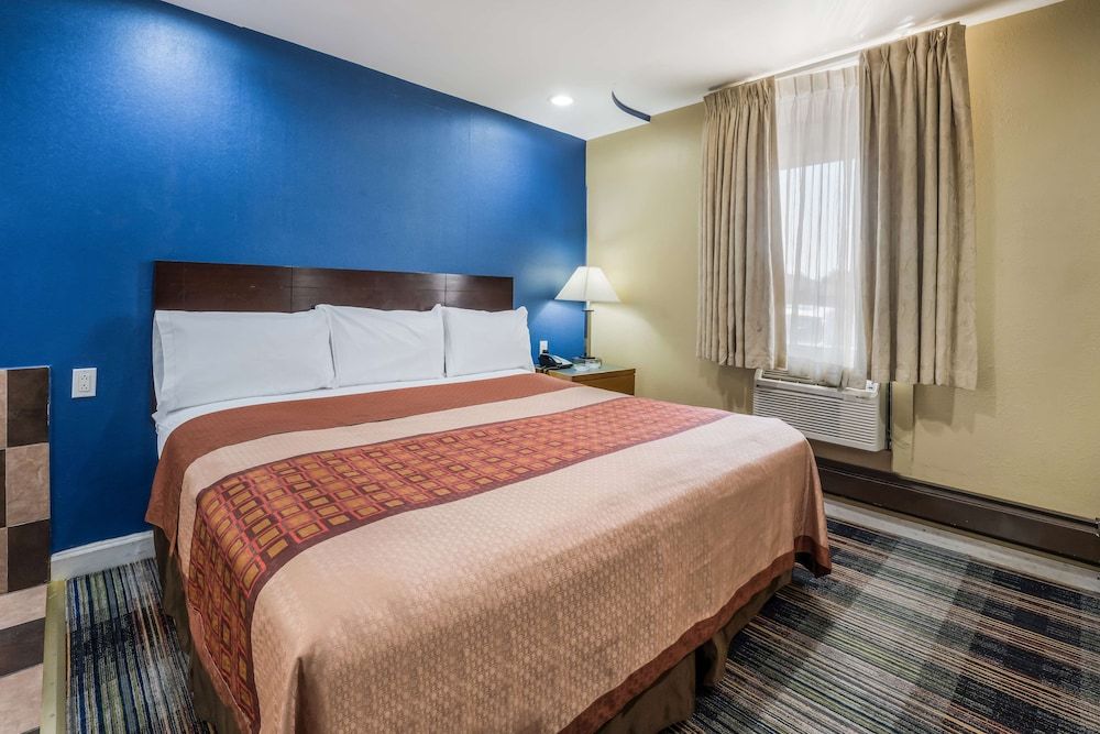 Knights Inn Trevose Premium Room, 1 King Bed, Smoking