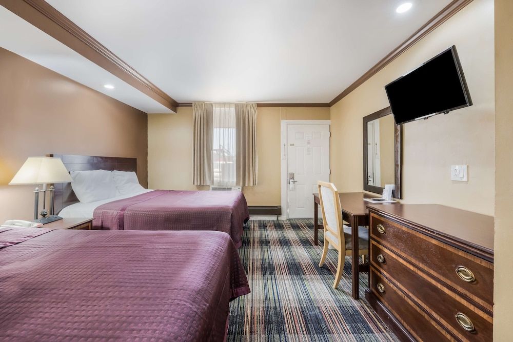 Knights Inn Trevose Room, 2 Queen Beds 3