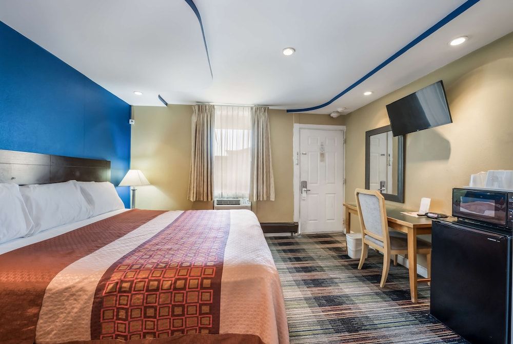 Knights Inn Trevose Premium Room, 1 King Bed, Smoking 6