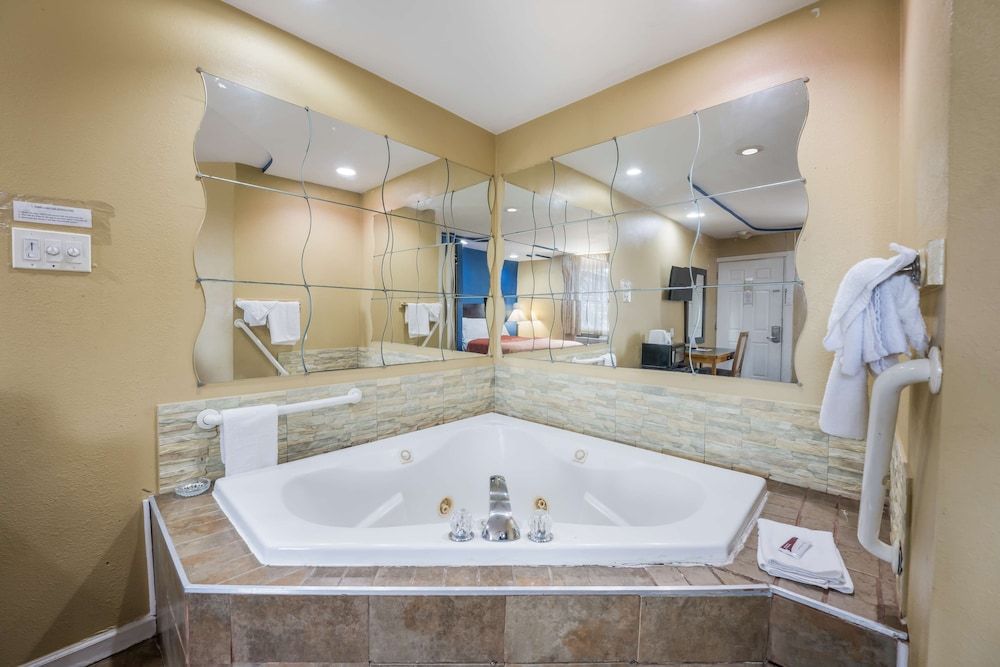 Knights Inn Trevose Premium Room, 1 King Bed, Smoking 11