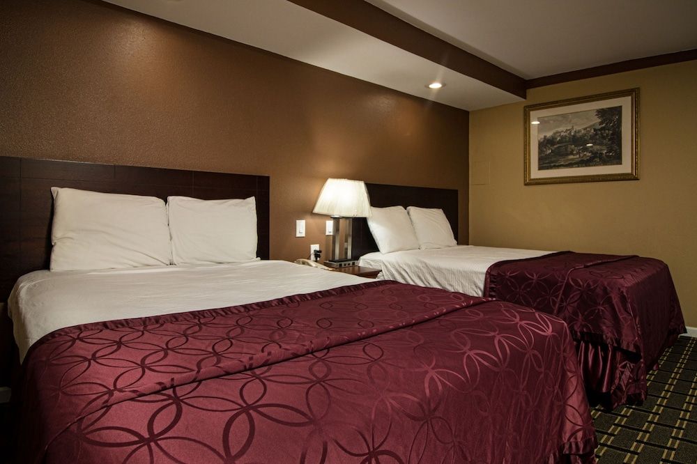 Knights Inn Trevose Room, 2 Queen Beds 2