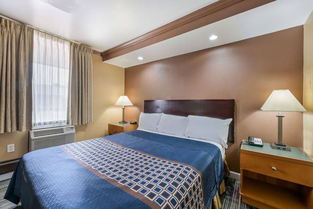 Knights Inn Trevose Deluxe Room, 1 King Bed