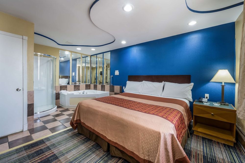 Knights Inn Trevose Premium Room, 1 King Bed, Smoking 2