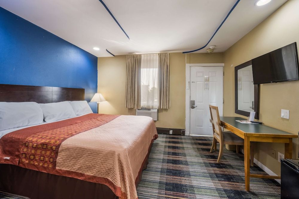 Knights Inn Trevose Premium Room, 1 King Bed, Smoking 4