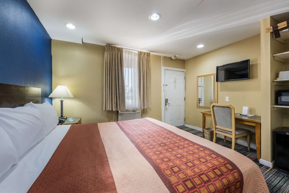 Knights Inn Trevose Premium Room, 1 King Bed, Smoking 8