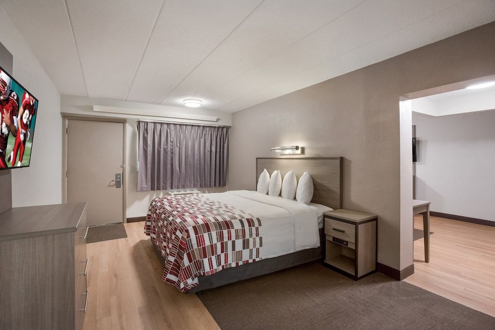 Suite, 1 King Bed, Kitchen (Smoke Free)