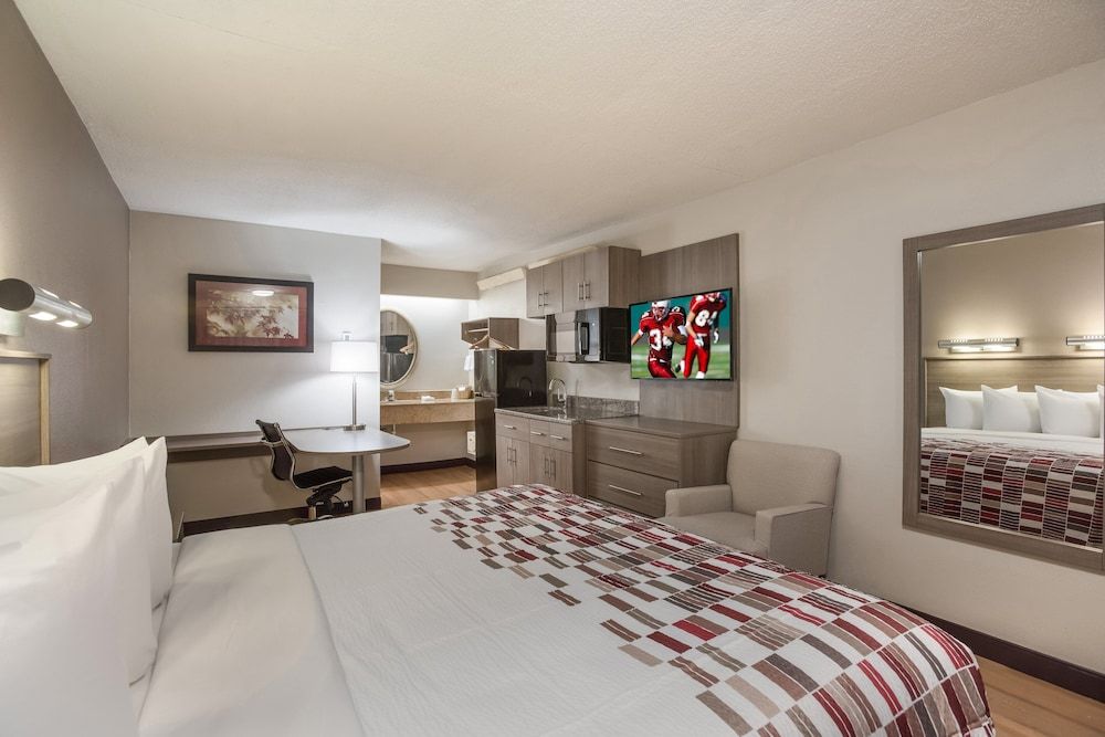 Deluxe Room, 1 King Bed, Kitchen (Smoke Free)