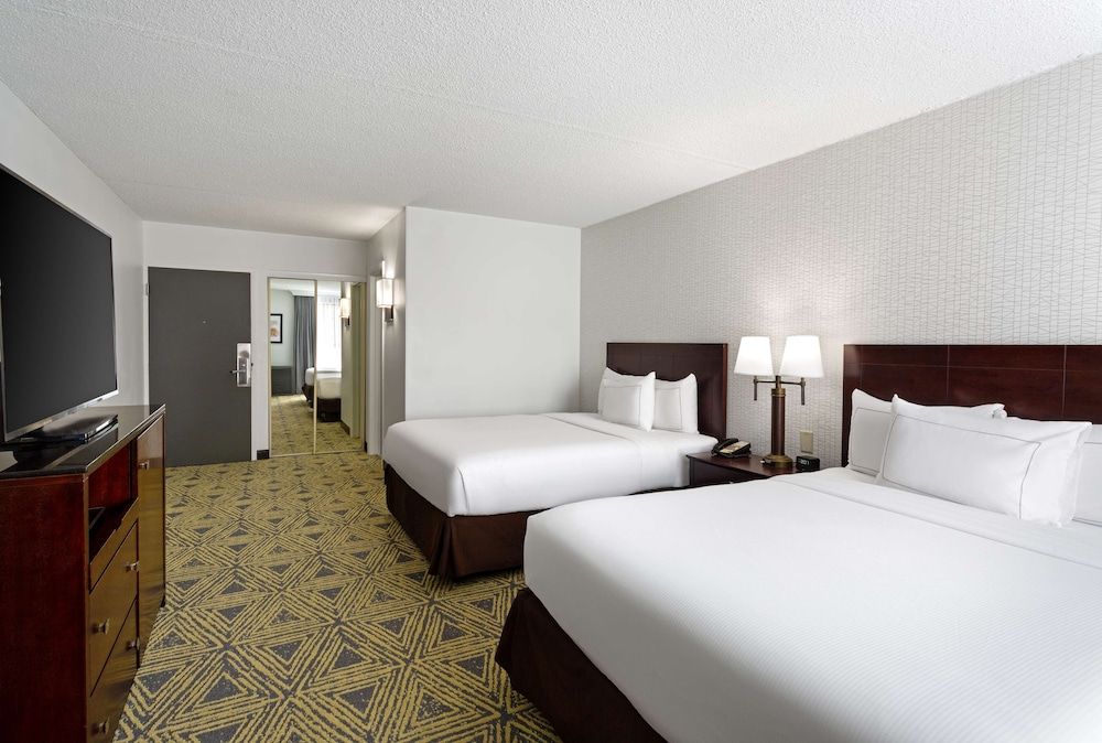 Room, 2 Queen Beds, Accessible, Bathtub