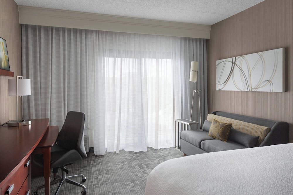 Room, 1 King Bed, Non Smoking (Mobility Accessible, Tub)