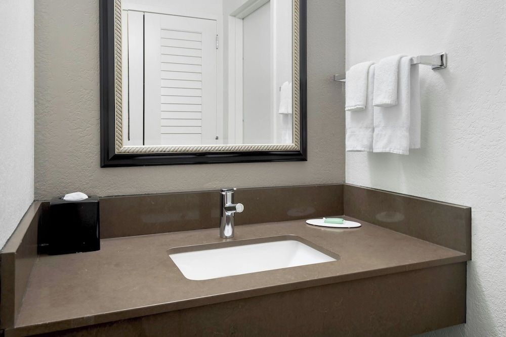 Room, 2 Queen Beds, Non Smoking (Mobility/Hearing Access, Roll-in Shwr)