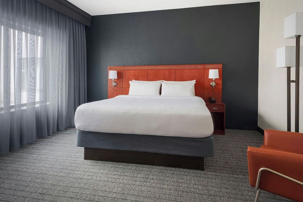 Suite, 1 King Bed with Sofa bed, Non Smoking (Mobility/Hearing Accessible, Tub)