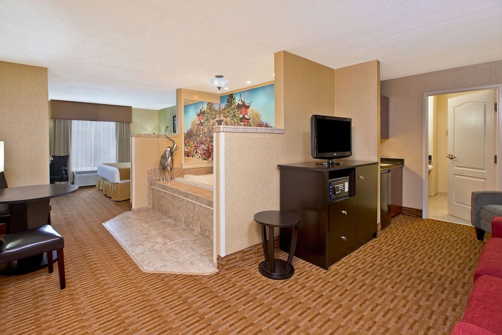 Suite, 1 King Bed, Jetted Tub