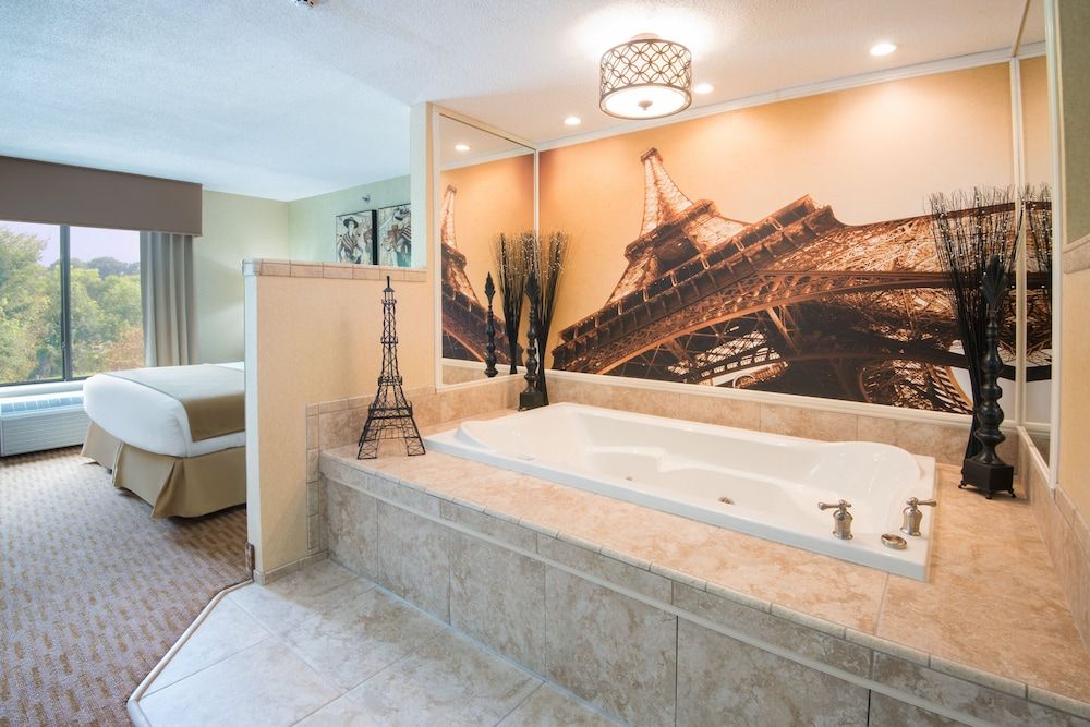 Suite, 1 King Bed, Jetted Tub