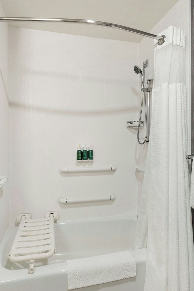 Room, 2 Queen Beds, Non Smoking (Mobility Accessible, Roll-In Shower)