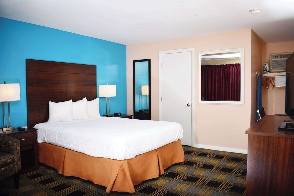 Room, 1 King Bed, Non Smoking