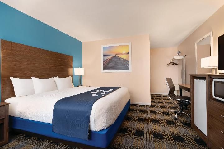 1 King Bed, Mobility Accessible Room, Roll-In Shower, Non-Smoking