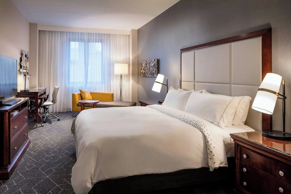 Club Room, 1 King Bed (Mobility Accessible, Tub)