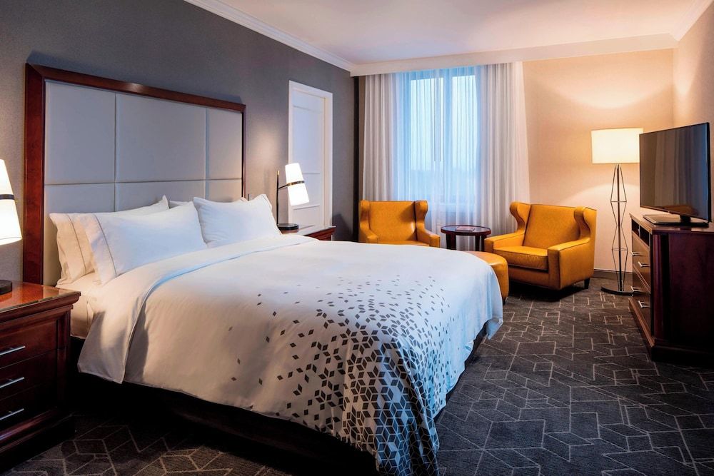 Club Room, 1 King Bed (Mobility Accessible, Tub)