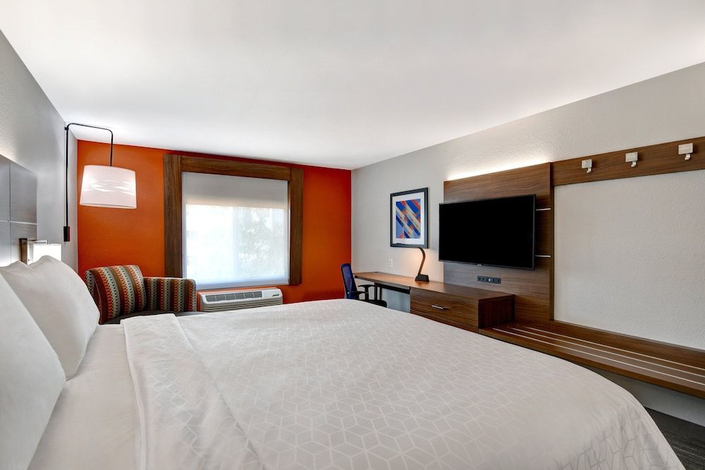 Standard Room, 1 King Bed, Accessible (Mobility Roll-In Shower)