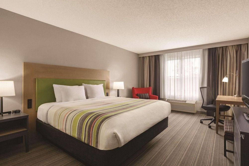 Room, 1 King Bed, Accessible, Non Smoking (Roll-in Shower)