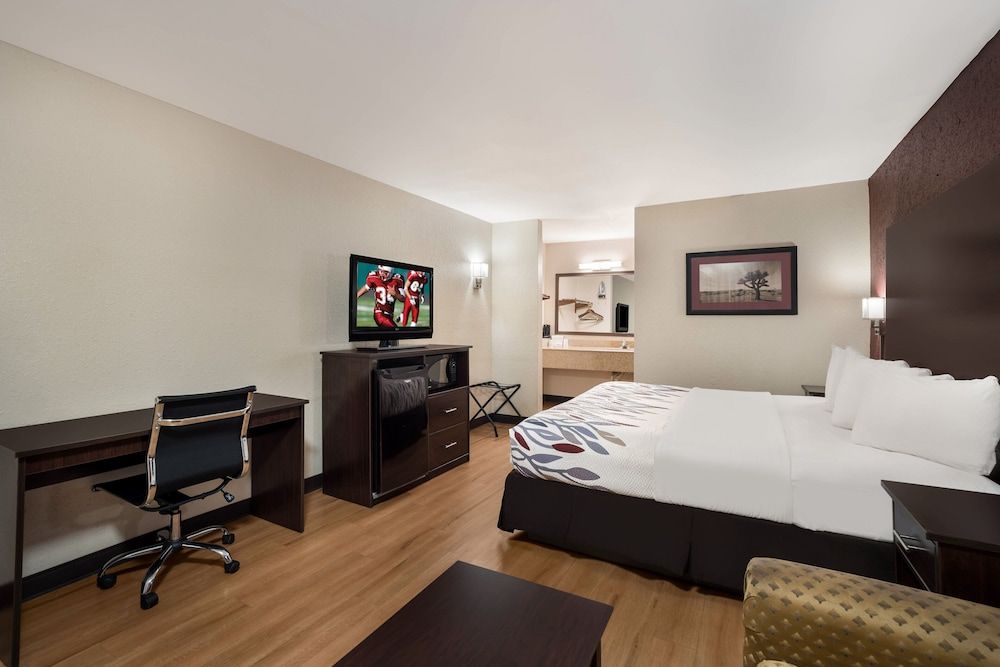 Red Roof Inn Bishopville Deluxe Room, 1 King Bed, Accessible, Non Smoking (Roll-In Shower) 6