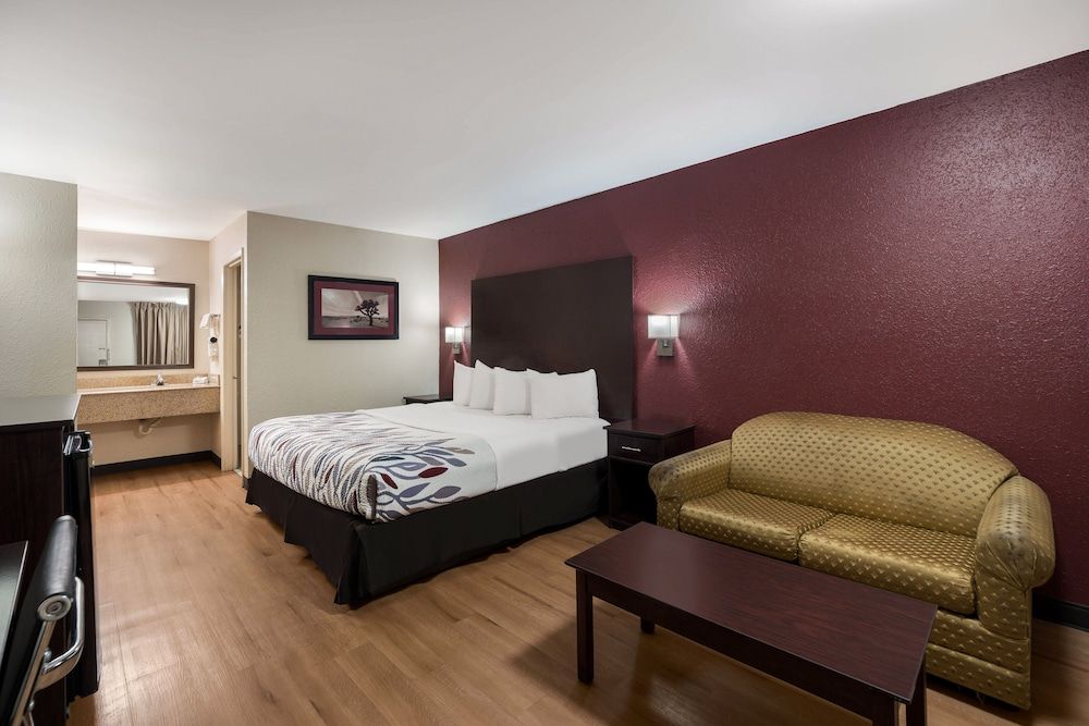 Red Roof Inn Bishopville Deluxe Room, 1 King Bed, Accessible, Non Smoking (Roll-In Shower) 5