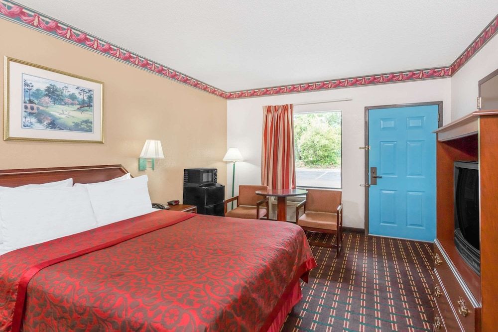 Studio Suite, 1 King Bed, Smoking