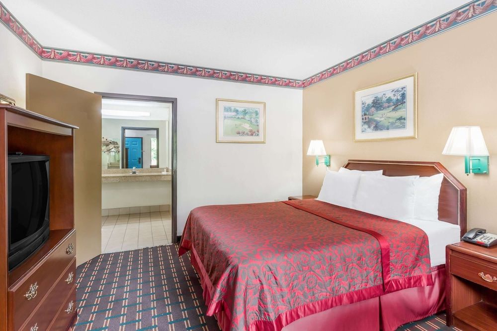 Standard Room, 1 Queen Bed, Accessible