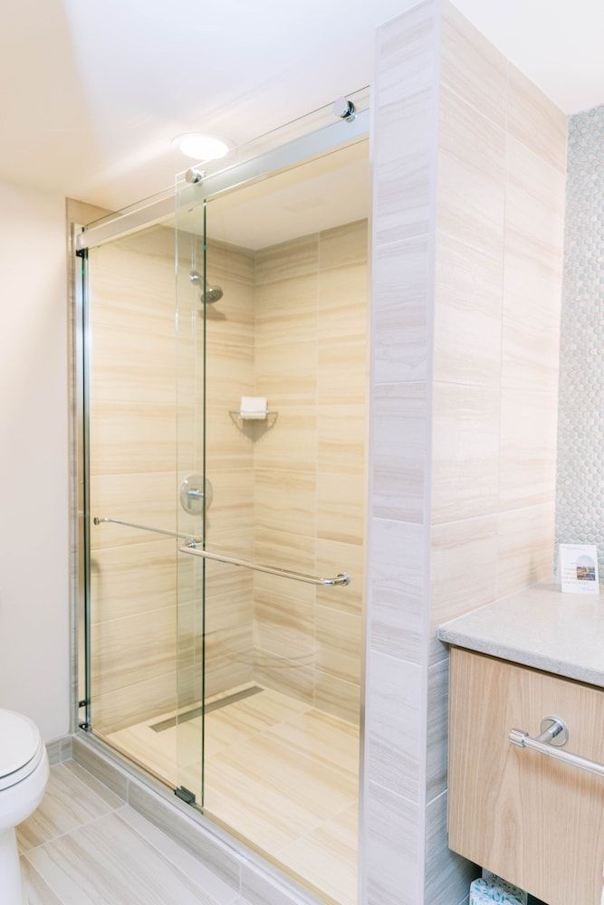 The Ryder Hotel Room, 1 King Bed 9