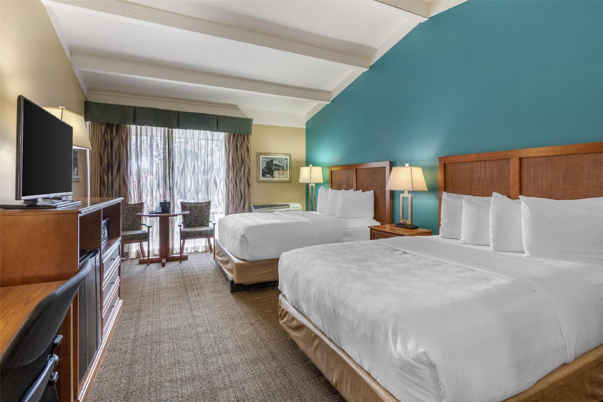 2 Queen Beds, Nonsmoking, Vaulted Ceilings