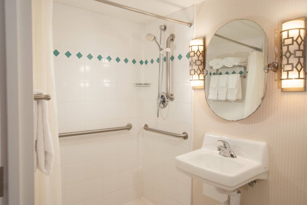 Room, 2 Queen Beds, Non Smoking (Mobility Accessible, Roll-In Shower)