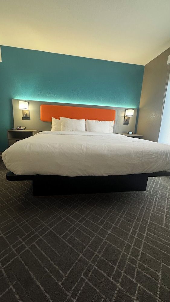 Suite, 1 King Bed with Sofa bed, Non Smoking