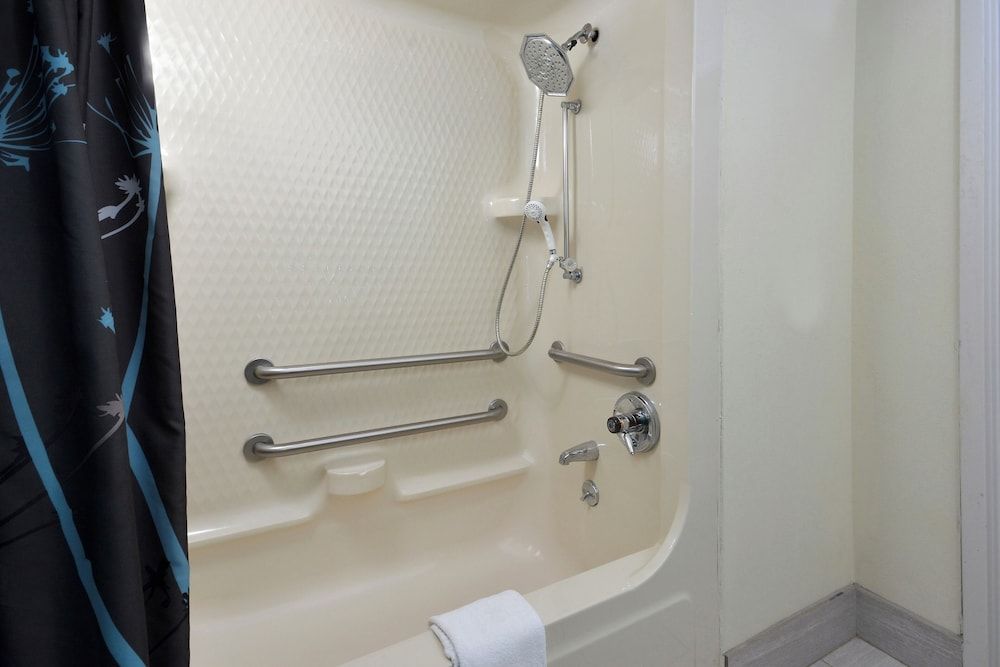 Inn @ Clemson Standard Room, 1 Queen Bed, Accessible 5